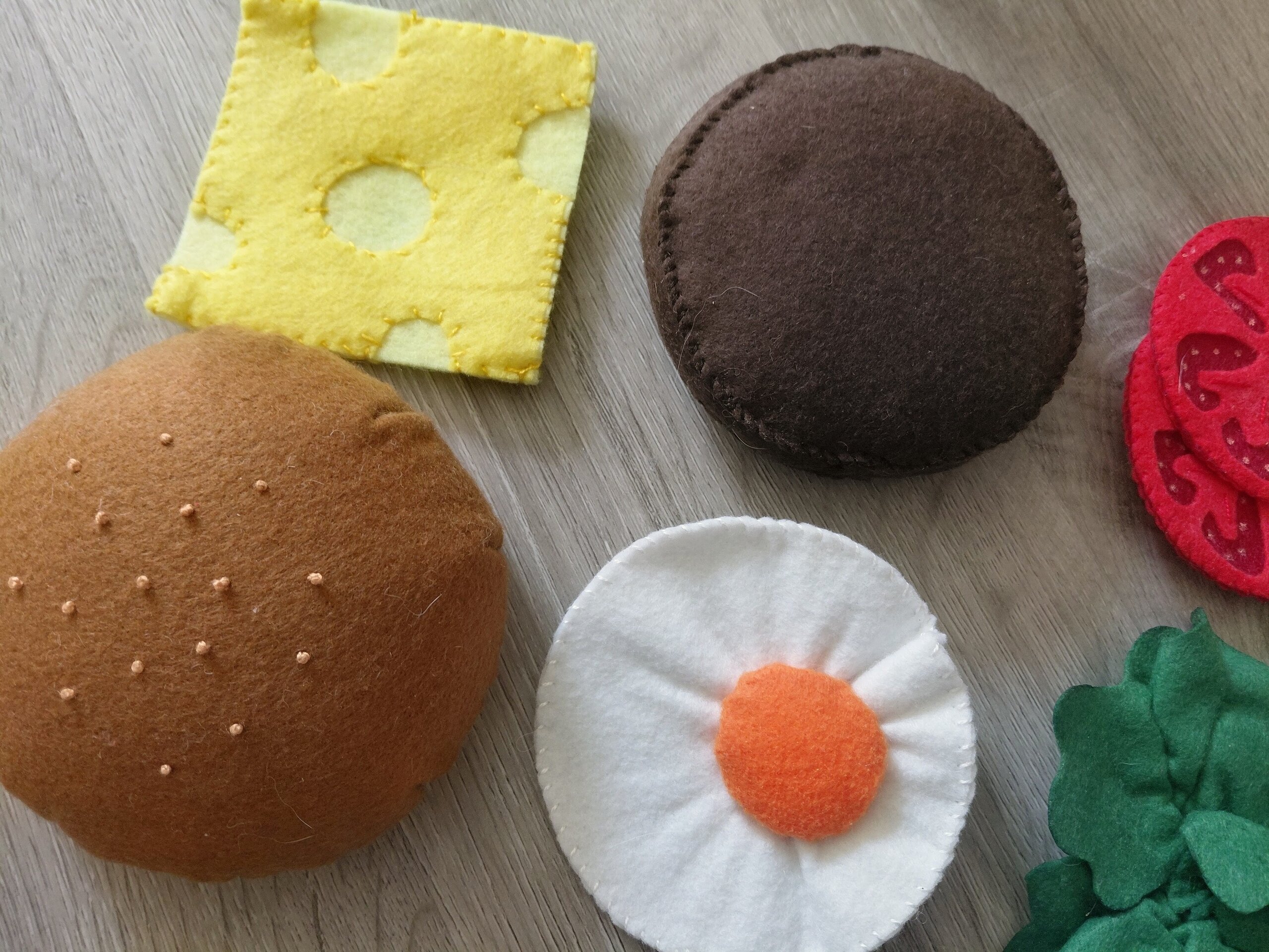 Hamburguesa "Súper Completa" de Fieltro – Juguete Artesanal de Tela - 3