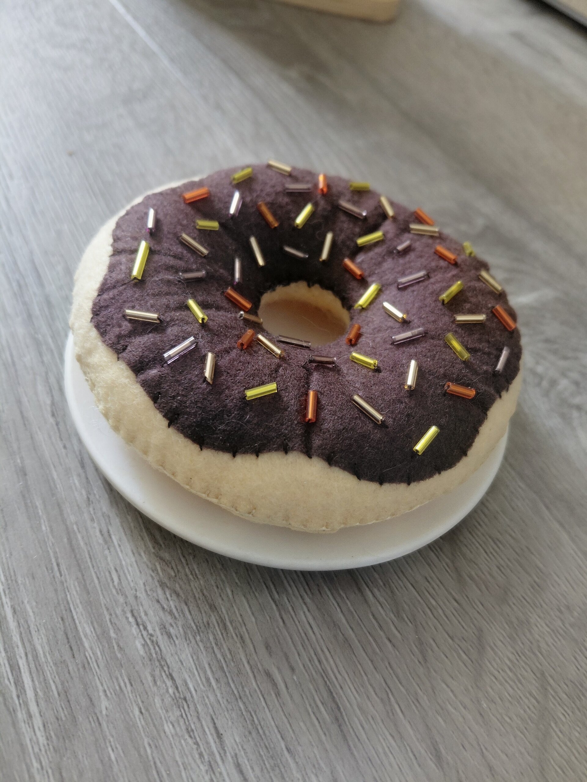 Donut "Choco-Cristal" de Fieltro – Juguete Artesanal de Tela - 3