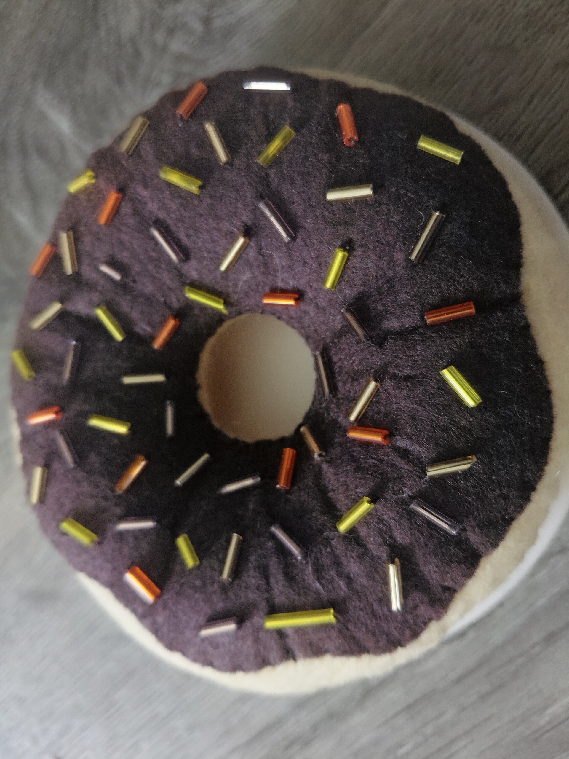 Donut "Choco-Cristal" de Fieltro – Juguete Artesanal de Tela - 2